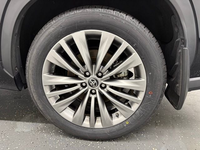 2023 Toyota Highlander Hybrid Platinum