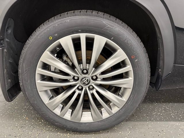 2023 Toyota Highlander Hybrid Platinum