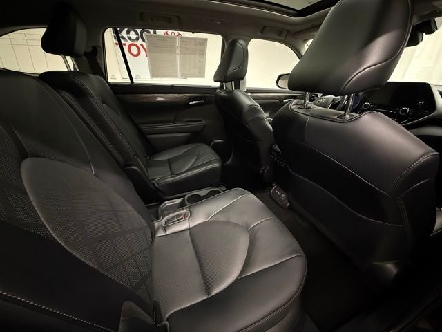 2023 Toyota Highlander Hybrid Platinum