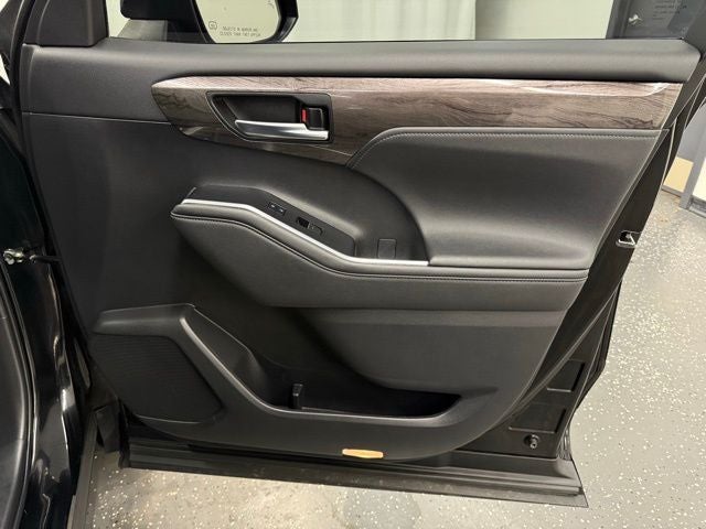 2023 Toyota Highlander Hybrid Platinum