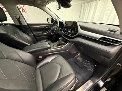 2023 Toyota Highlander Hybrid Platinum