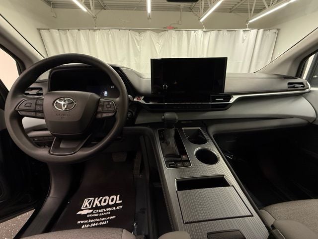 2025 Toyota Sienna LE 8 Passenger